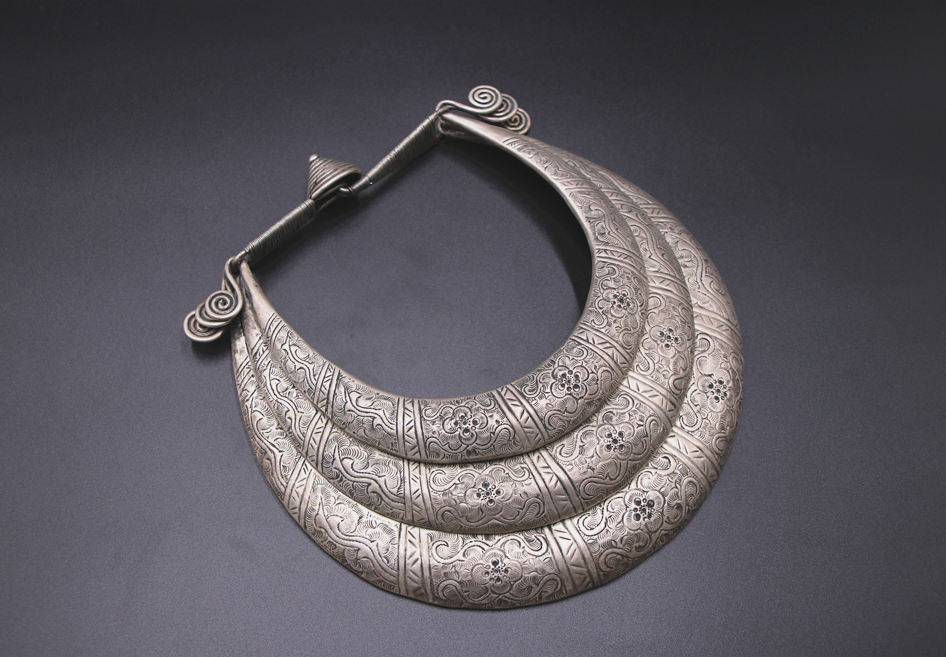 少数民族银饰：雀珠链钟摆状银吊饰-服装博物馆